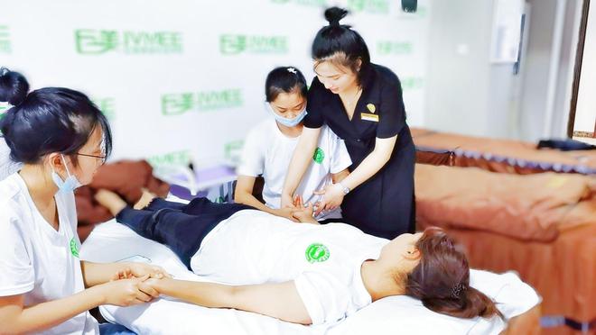 M6米乐手机登录APP入口汽车美容行业汽车美容学美容有前途吗美容前途怎么样？看看